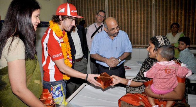 Fernando Alonso visita en India un hospital de UNICEF