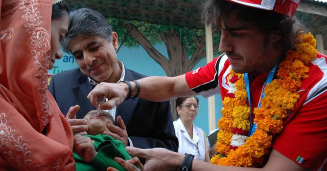 Fernando Alonso visita en India un hospital de UNICEF