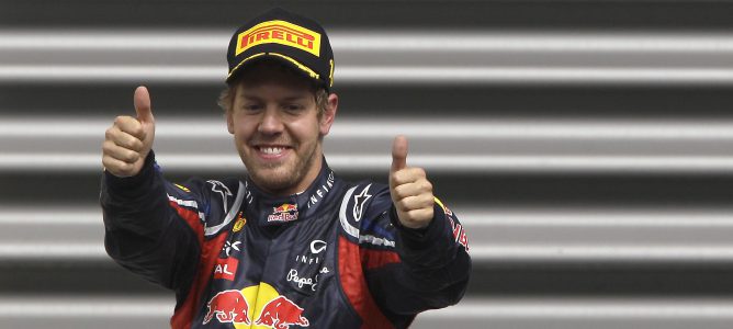 Vettel con los pulgares arriba