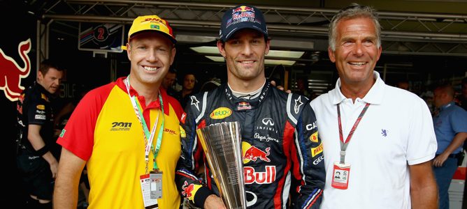 Mark Webber recibe el trofeo DHL por sus vueltas rápidas