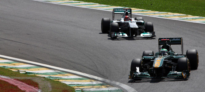 Kovalainen y Schumacher en Brasil 2011