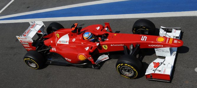 Alonso a los mandos del Ferrari en Brasil
