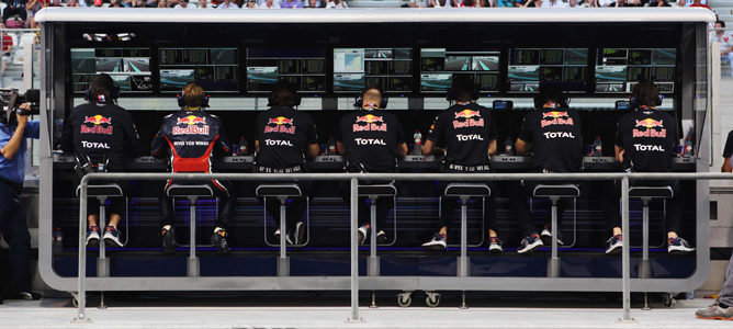 Muro de Red Bull con Sebastian Vettel decepcionado