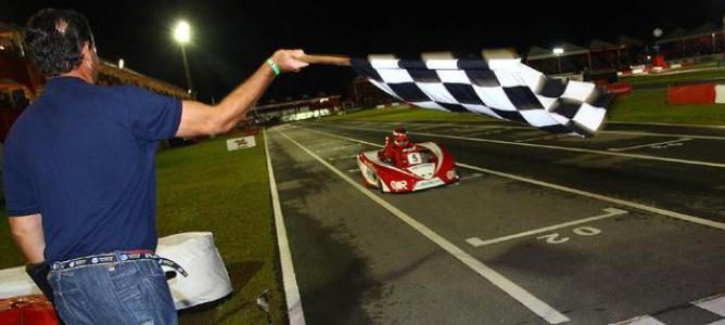 Jules Bianchi atravesando la bandera a cuadros del Desafio das Estrelas