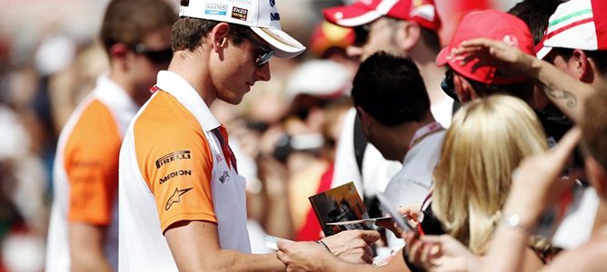 Adrian Sutil firmando autógrafos