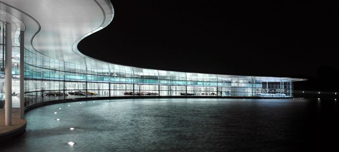 centro tecnológico de McLaren en Woking de noche