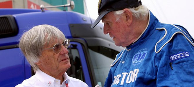 Sid Watkins y Bernie Ecclestone hablando sobre la seguirdad en la Fórmula 1