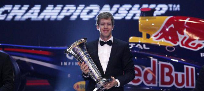 Sebastian Vettel con el trofeo de Campeón del Mundo de F1 2011