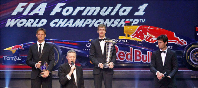 Sebastian Vettel recibe el trofeo de Campeón del Mundo de Fórmula 1 2011
