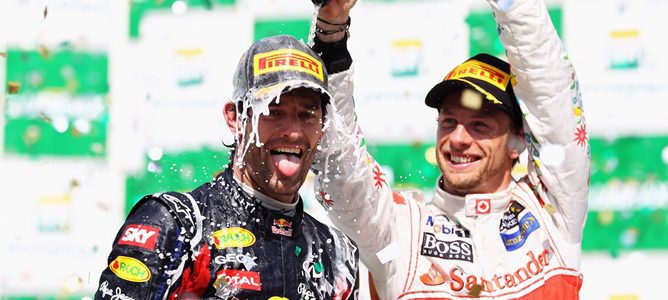 Webber celebrando con Button en el podio del GP de Brasil