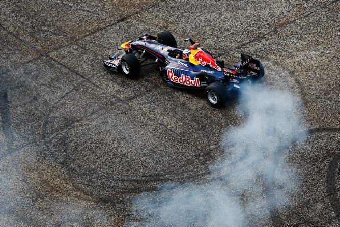 Sebastian Vettel hace unos donuts