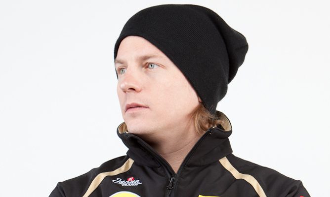 Kimi Räikkönen con la equipación del equipo Lotus Renault GP