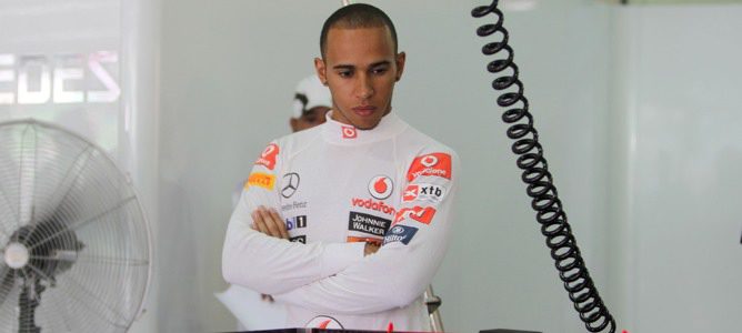 Lewis Hamilton en el box de McLaren