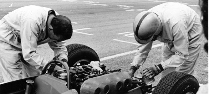 Jack Brabham ayuda a un mecánico de Cooper