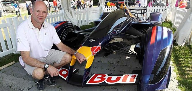 Adrian Newey con un modelo de Red Bull con el cockpit cubierto