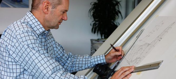 Adrian Newey en su mesa de trabajo