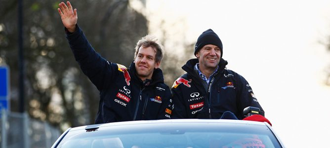Adrian Newey con Sebastian Vettel por las calles de Milton Keynes