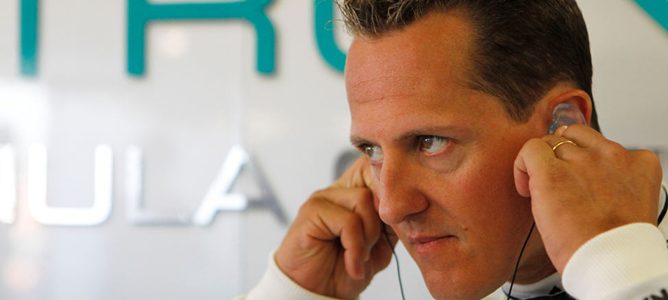Michael Schumacher concentrado en su box
