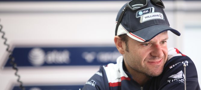 Rubens Barrichello antes de subirse al coche