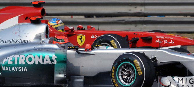 Michael Schumacher y Fernando Alonso durante el GP de China 2011