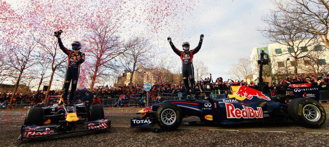 El equipo Red Bull celebrando los títulos en Milton Keynes