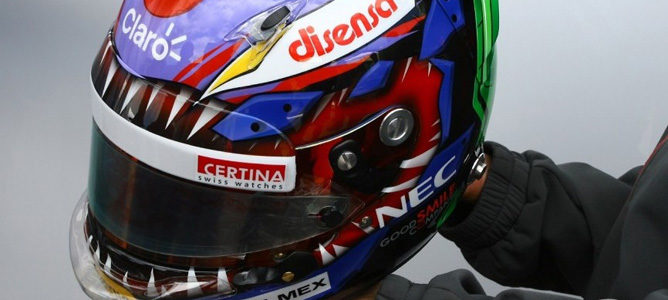 Kamui Kobayashi, con el casco que subastó para recaudar fondos para Japón