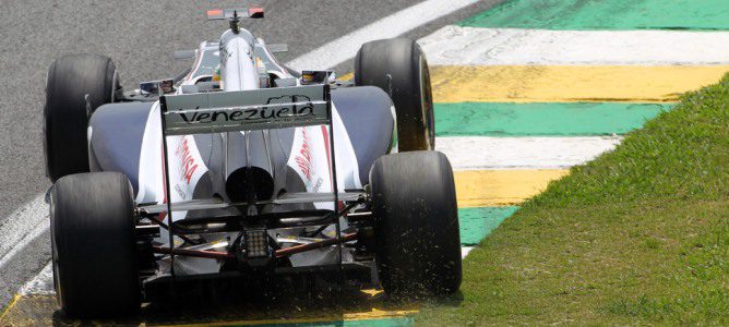 Rubens Barrichello pasando por uno de los pianos de Interlagos