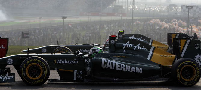 Los dos Team Lotus en pista