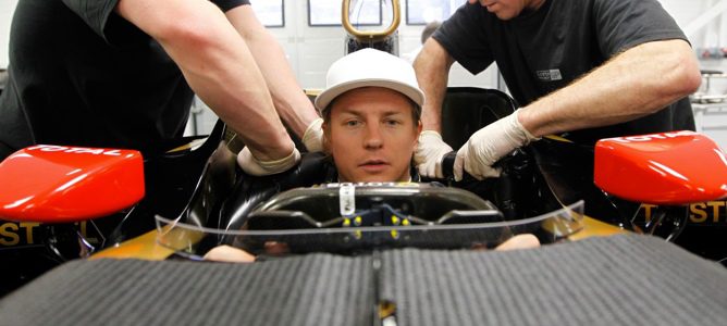 Kimi Räikkönen, dentro del habitáculo de uno de los monoplazas del equipo Lotus
