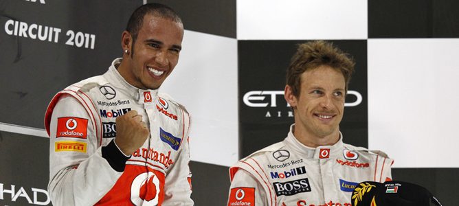 Los dos pilotos de McLaren en el podio del GP de Abu Dabi 2011