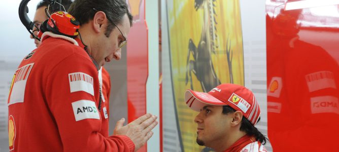 Domenicali habla con Massa en el box de Ferrari