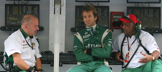 Jarno Trulli en el pitlane con Mike Gascoyne y Tony Fernandes