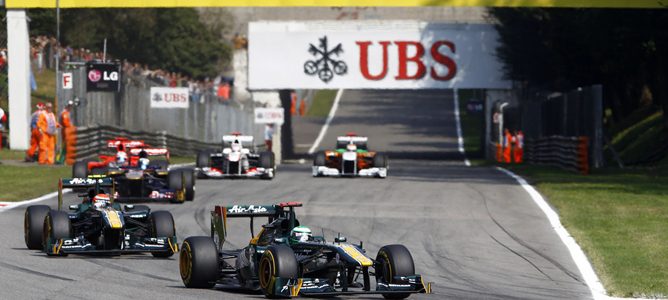 Los dos Team Lotus en el GP de Italia 2011