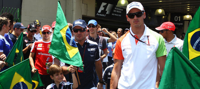 Rubens Barrichello y Adrian Sutil en el GP de Brasil 2011