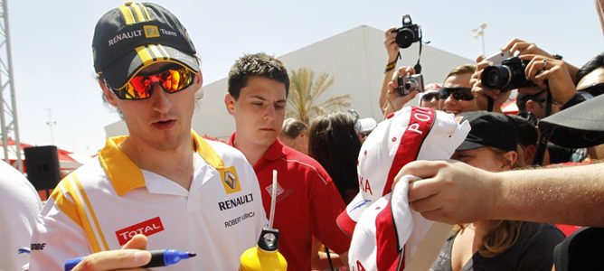 Robert Kubica firmando autógrafos