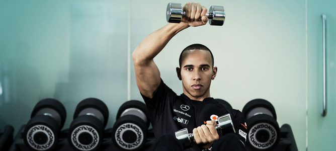 Lewis Hamilton entrenándose durante la temporada de 2011