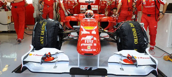 Fernando Alonso esperando en box para salir a pista en 2010