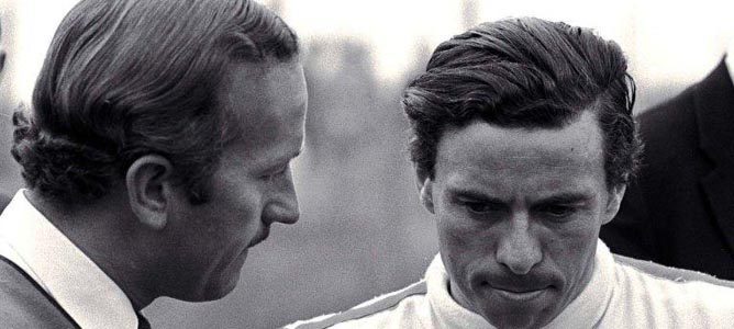 Colin Chapman conversa con jim Clark