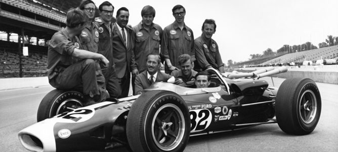 El equipo Lotus posa tras la victoria