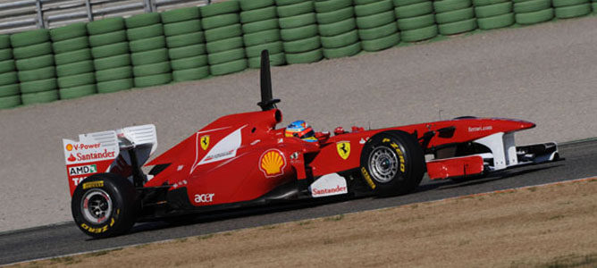 Fernando Alonso en el F150º Italia, en los test de Cheste (Valencia)