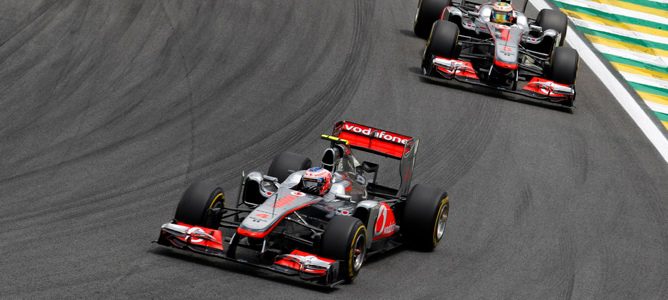 Button y Hamilton en pista