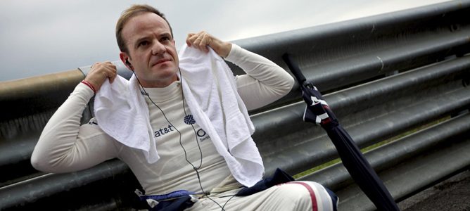 Rubens Barrichello esperando que de comienzo la carrera en 2011