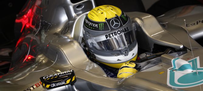 Rosberg subido en el Mercedes