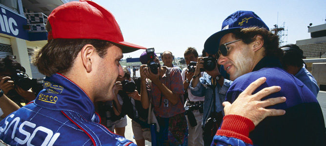 Rubens Barrichello saluda a Ayrton Senna