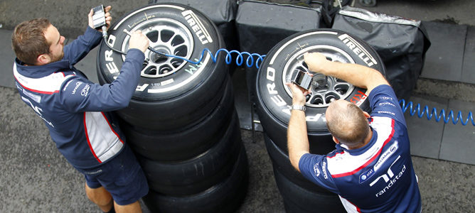 Técnicos inspeccionando los neumáticos Pirelli
