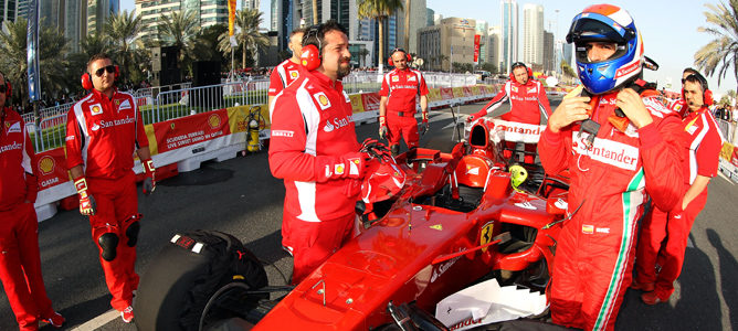 Marc Gené realizó una exhibición con Ferrari en Doha ante 20.000 personas