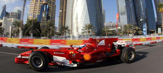 Marc Gené realizó una exhibición con Ferrari en Doha ante 20.000 personas