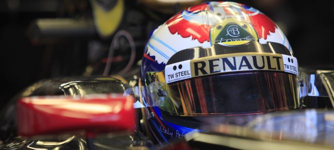 Petrov en el box de Renault