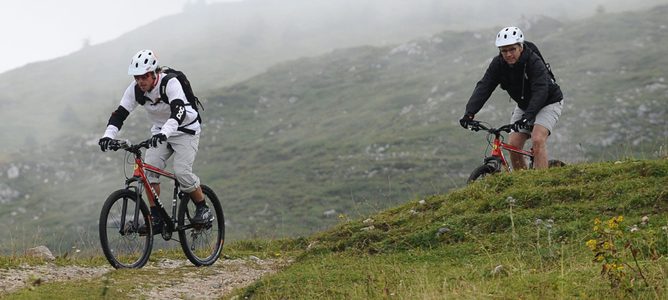 Fernando Alonso y Stefano Domenicali en el 'Wrooom 2011' dando una vuelta en bici