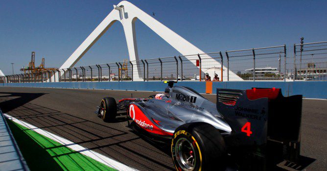 Button cruzando el puente del Valencia Street Circuit durante el GP de Europa de 2011